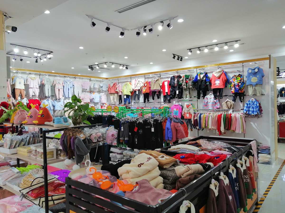 女性選擇時(shí)尚服裝零售商店在城市購(gòu)物中心, 銷售理念照片-.